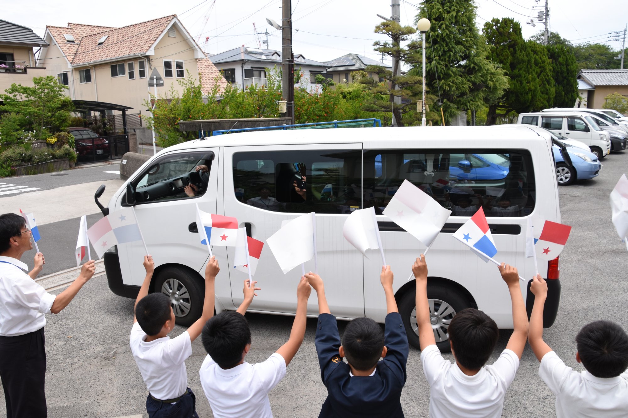 Children in Imabari waving the flags of Panama and Japan