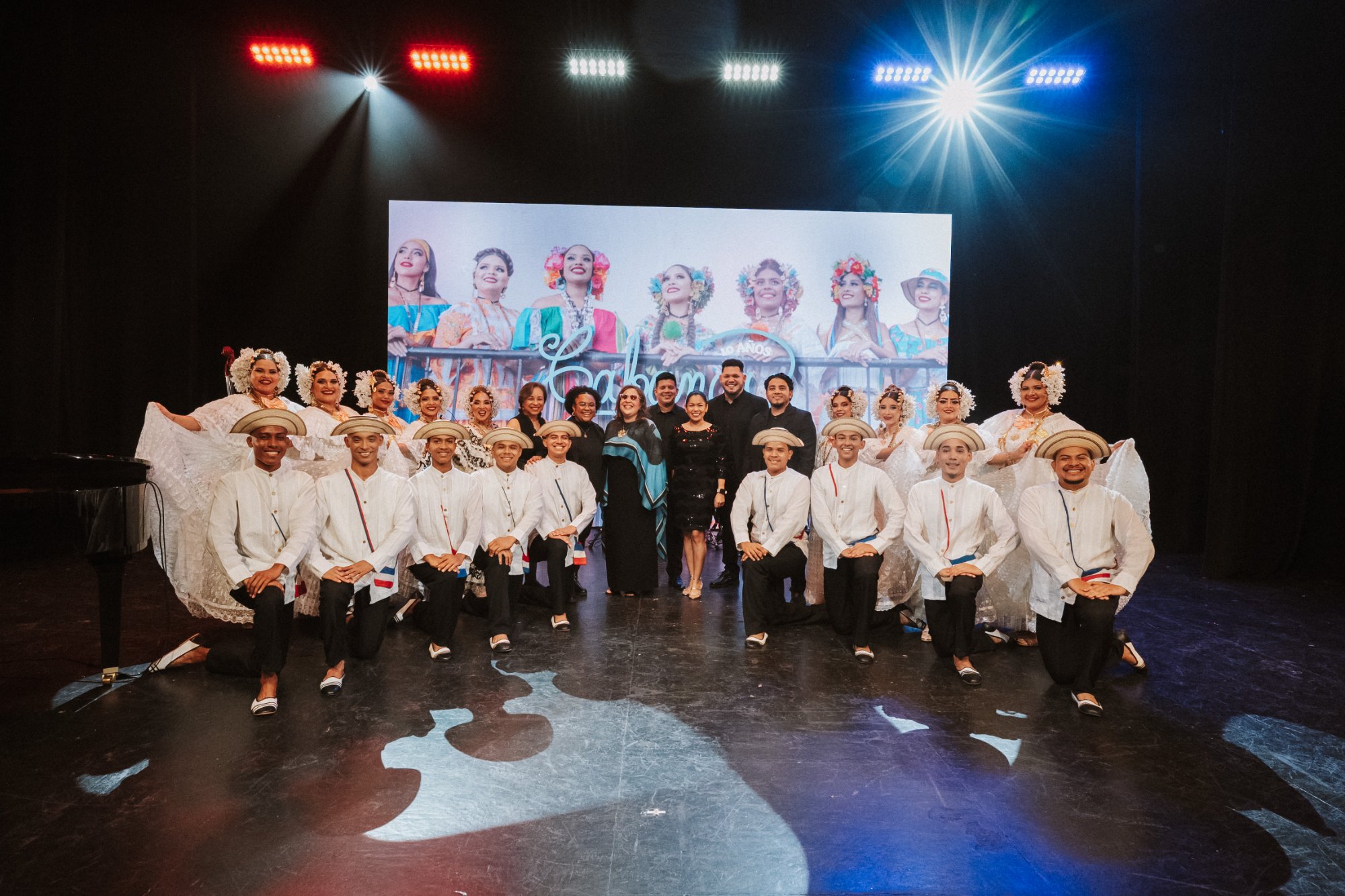 Patricia y Vilma con VITRADANZAS en escenario, logo Cabanga