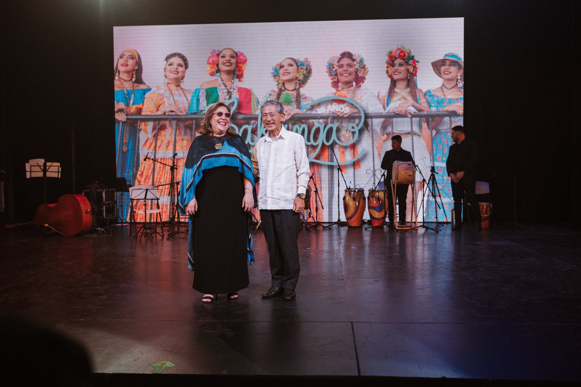 Vilma on stage with Japanese ambassador at Cabanga 10 años