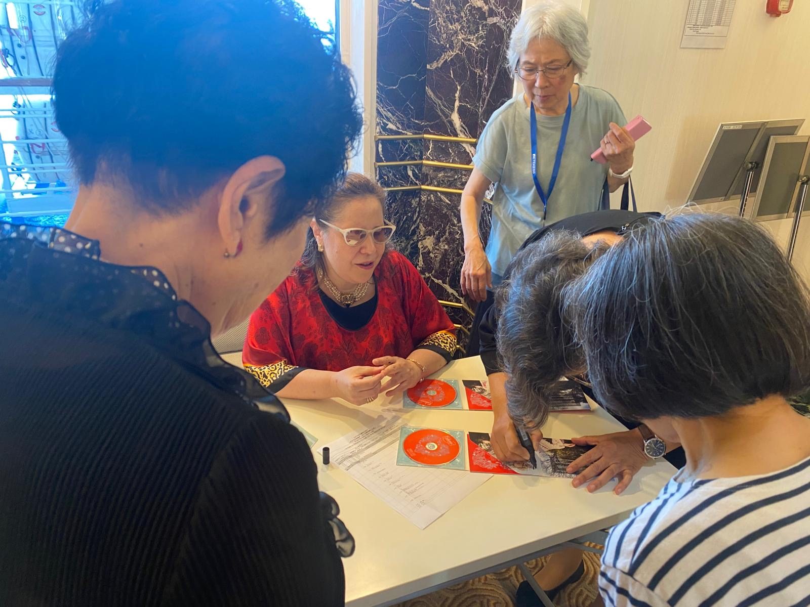 Patricia Vlieg signing CABANGA albums after Concert ②
