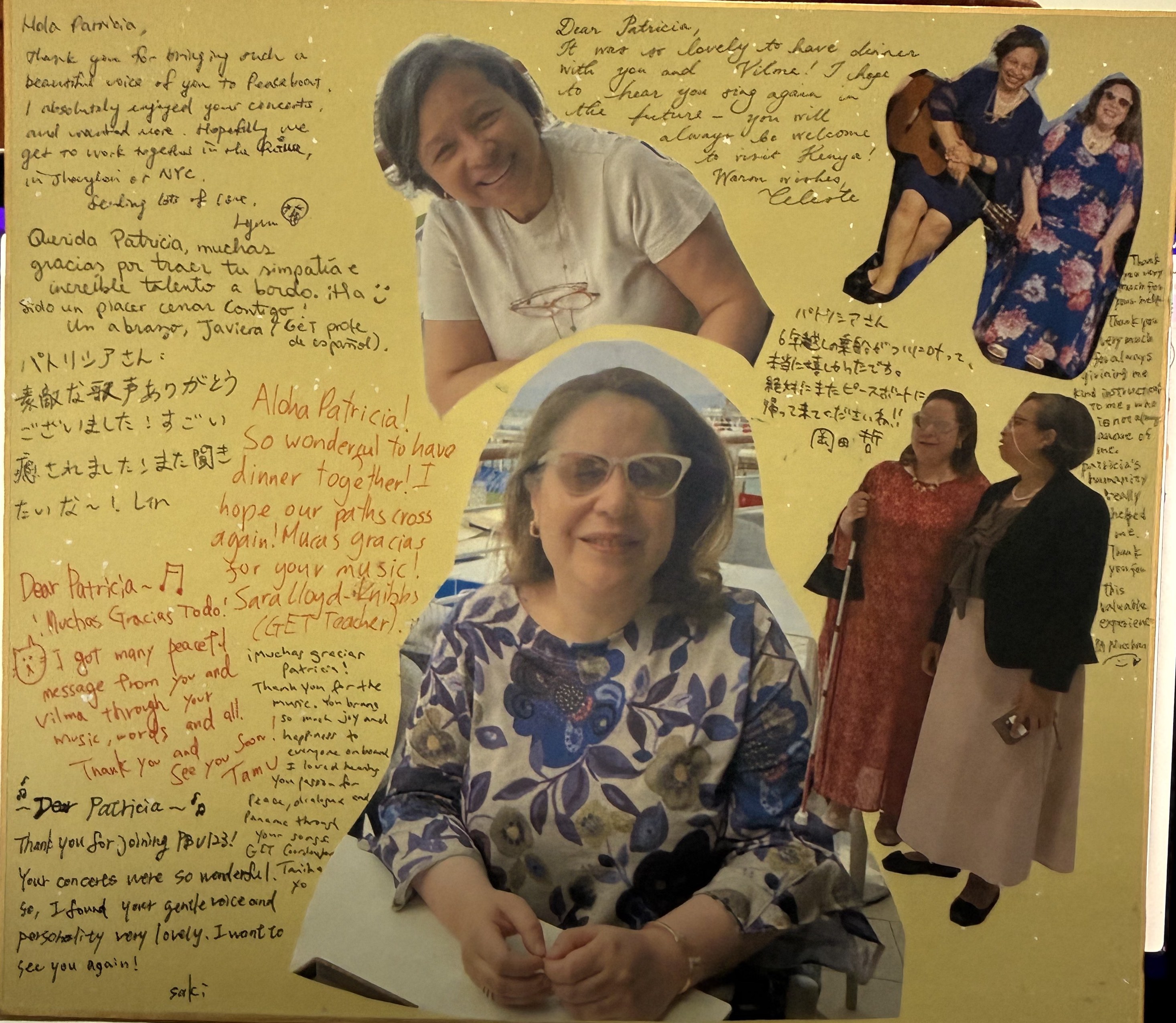 Tablero de mensajes para Patricia Vlieg con fotografías y notas de pasajeros de múltiples países