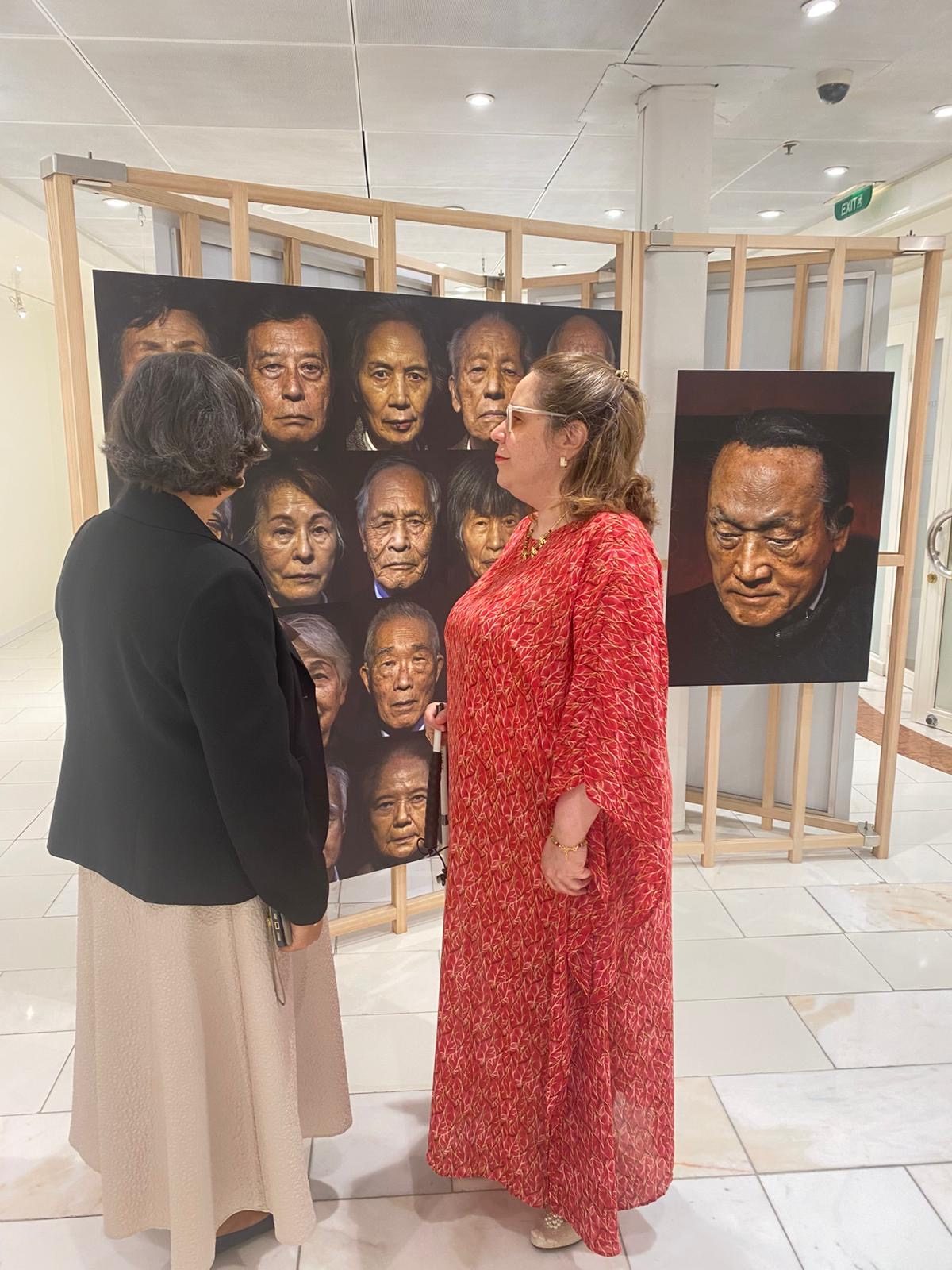 Patricia Vlieg and Vilma Esquivel before the hibakusha portraits